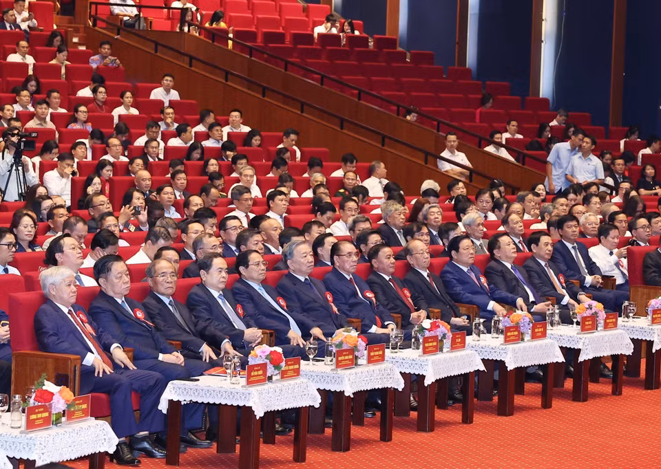 苏林总书记与党和国家现任及原任领导人，以及各位代表出席纪念大会。图自 越通社