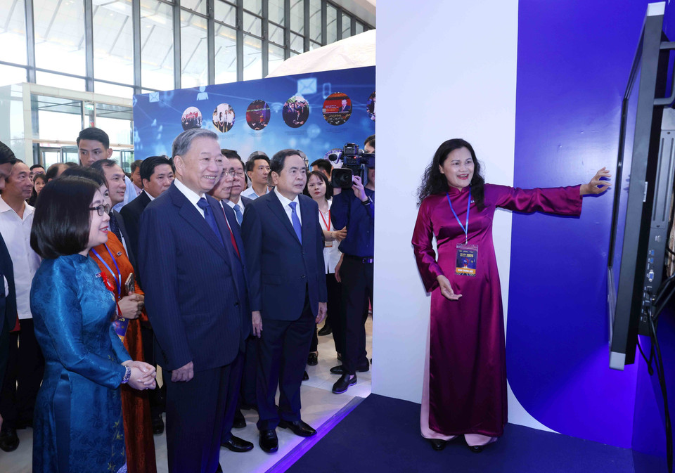 苏林总书记与各位党和国家领导人参观越通社展区。图自 越通社