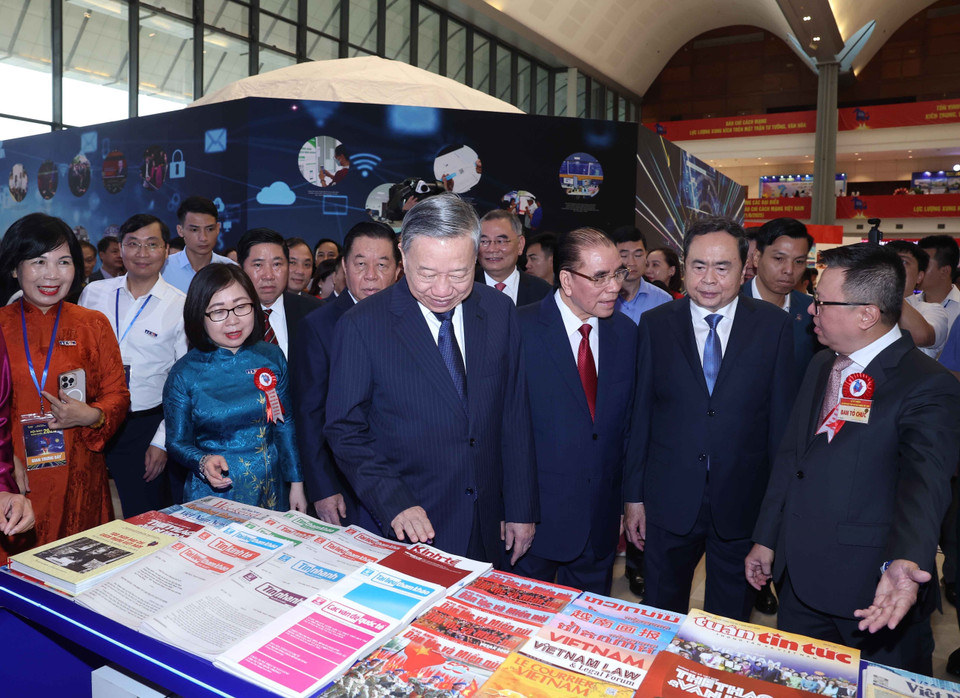 苏林总书记与各位党和国家领导人参观越通社展区。图自 越通社