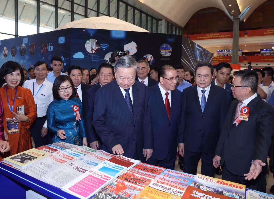 苏林总书记与各位党和国家领导人参观越通社展区。图自 越通社