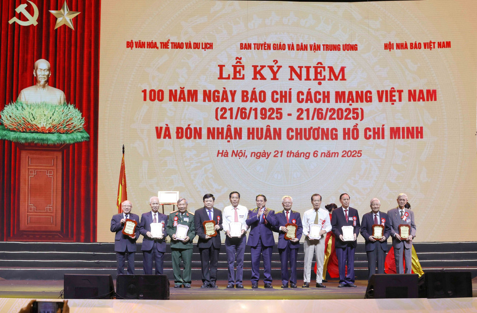 政府总理范明政向资深新闻工作者颁授纪念章。图自 越通社