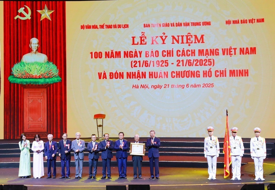 苏林总书记向越南革命新闻工作者队伍授予胡志明勋章。图自 越通社