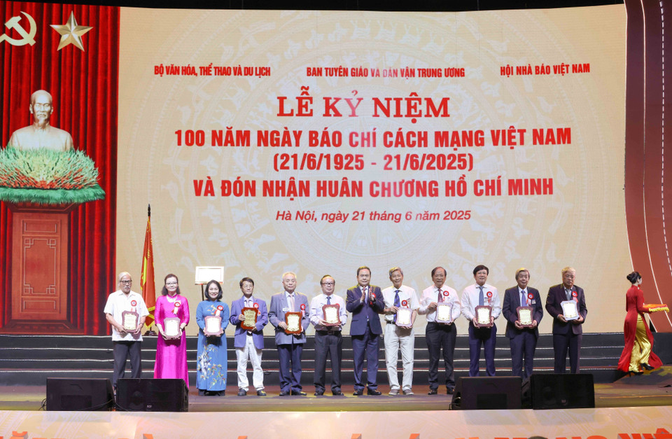 国会主席陈清敏向资深新闻工作者颁授纪念章。图自 越通社