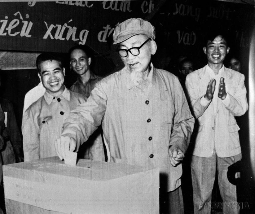 越南通讯社记者丁章(站在胡志明主席身后)随同报道胡志明主席参加各级人民议会选举投票的全过程(1969年4月)。图自 越通社