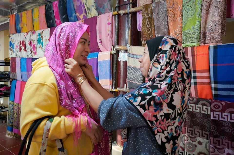 洲丰织锦村作为占族文化旅游亮点，为游客提供探索传统织锦艺术、了解占族社区生活方式的好去处。图自 越通社