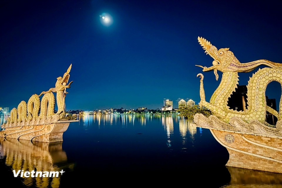 夜幕降临，西湖呈现出神秘而浪漫的魅力，静谧氛围与迷人景致令人心醉。图自 越通社《Vietnam+》