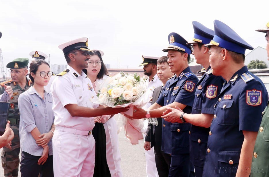 越南胡志明市为承载120名船员的印度海岸警卫队“Samudrai Paheredar”号军舰举行欢迎仪式。图自 越通社