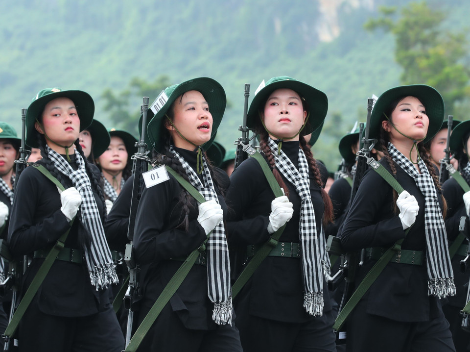 南方女游击队方阵参加合练。图自 越通社