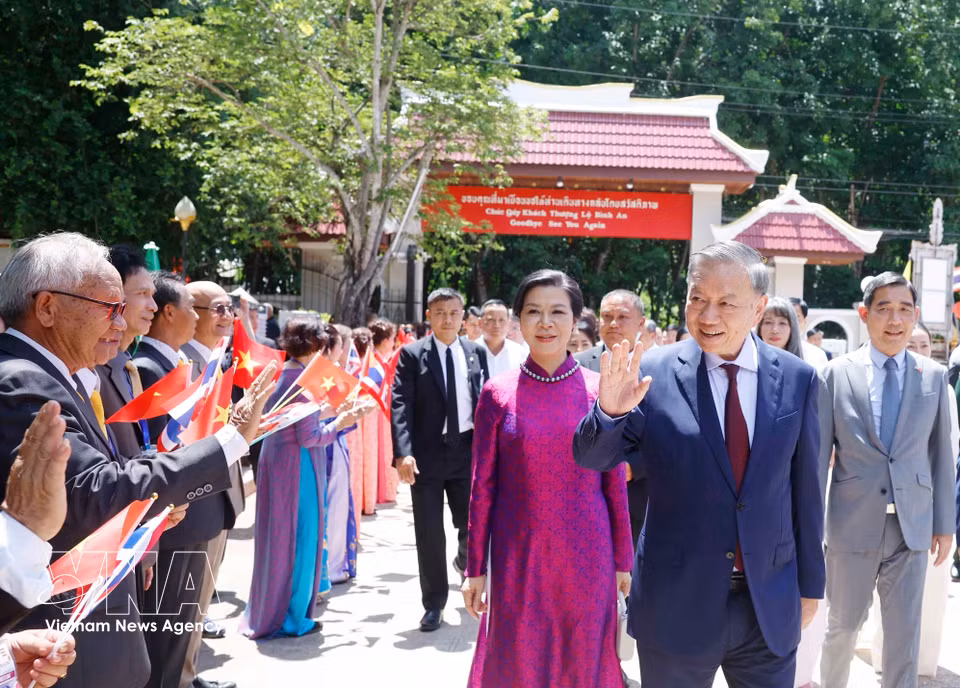 越共中央总书记、国家主席苏林及夫人造访乌隆府胡志明主席遗迹区。图自 越通社
