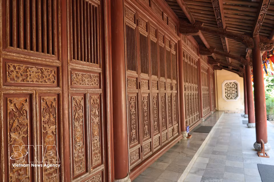 圣缘寺正殿门窗采用顺化传统木构建筑风格，雕刻工艺精美。图自 越通社