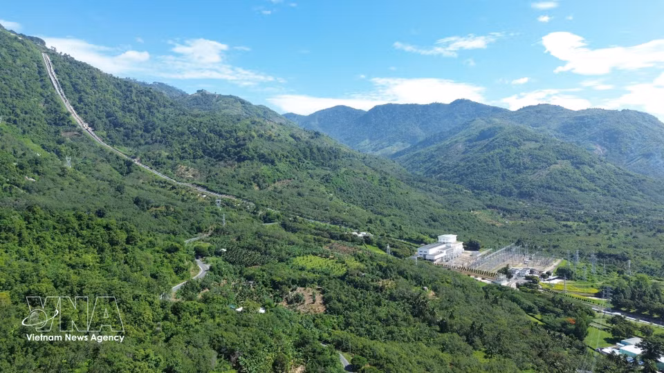 多任（Đa Nhim）水电站引水管道横跨翫目山口山坡，是越南大型水电工程之一。图自 越通社