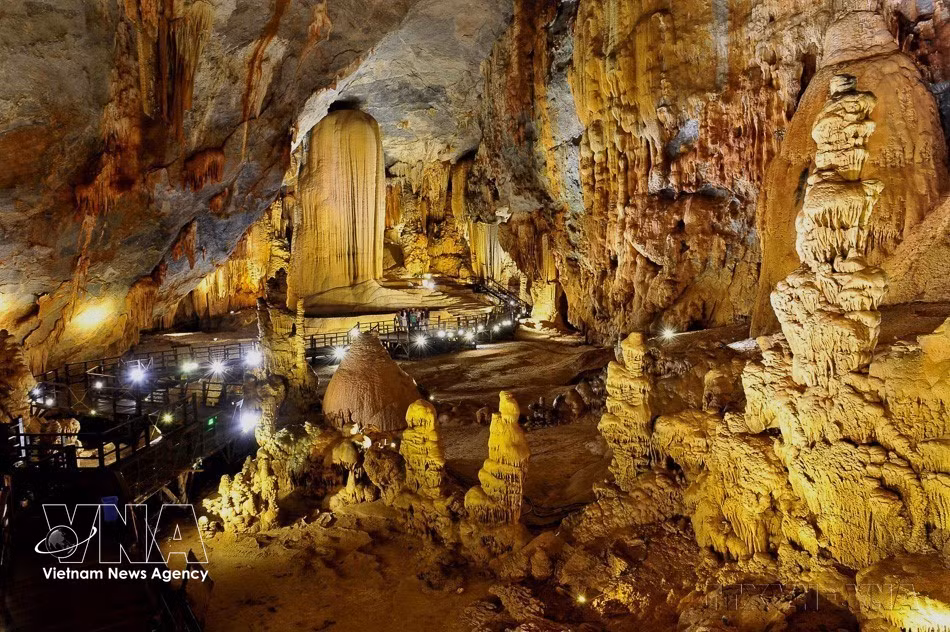 天堂洞（Động Thiên Đường）位于峰牙—己榜世界自然遗产地核心石灰岩山区，被誉为世界上最壮丽、最神秘的自然奇观之一。图自 越通社