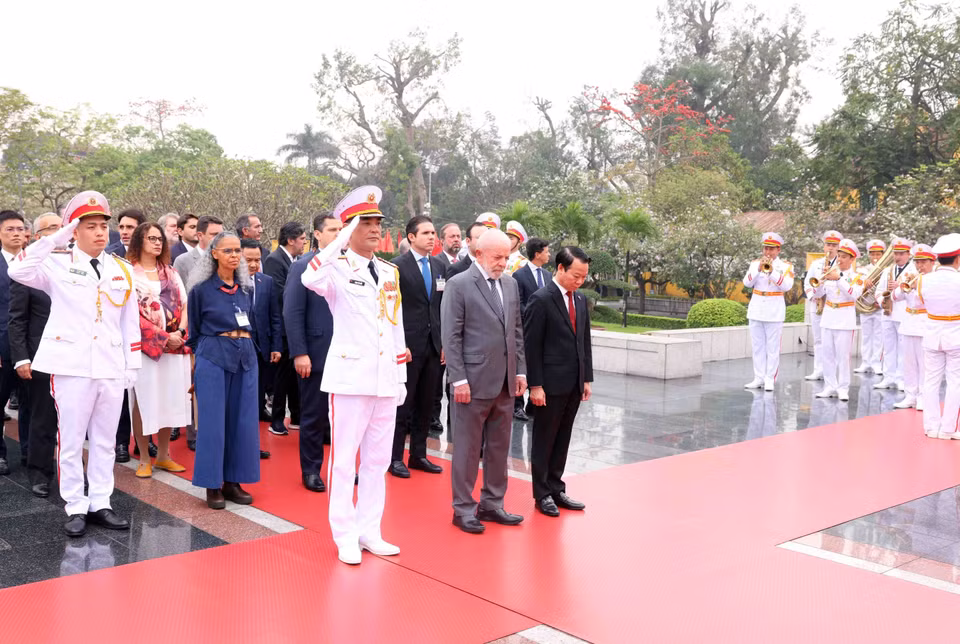 巴西联邦共和国总统卢拉敬献花圈并入陵瞻仰胡志明主席遗容。图自 越通社