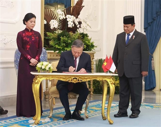 越共中央总书记苏林在纪念册上题词。图自 越通社