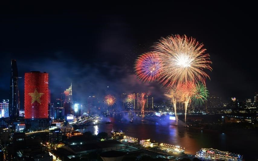 绚丽烟花点亮夜空，胡志明市喜迎国家统一五十周年。图自 越通社