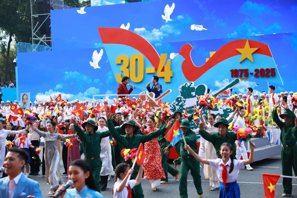 艺术节目《辉煌的越南山河》现场演出。图自 越通社