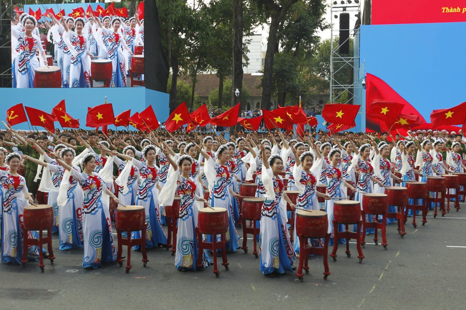 警察人民学院演奏的鼓乐表演《全胜之歌》。图自 越通社
