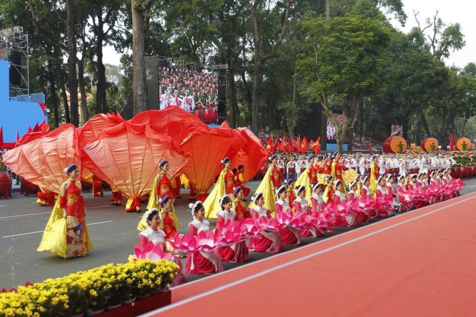 庆典中的文艺演出。图自 越通社