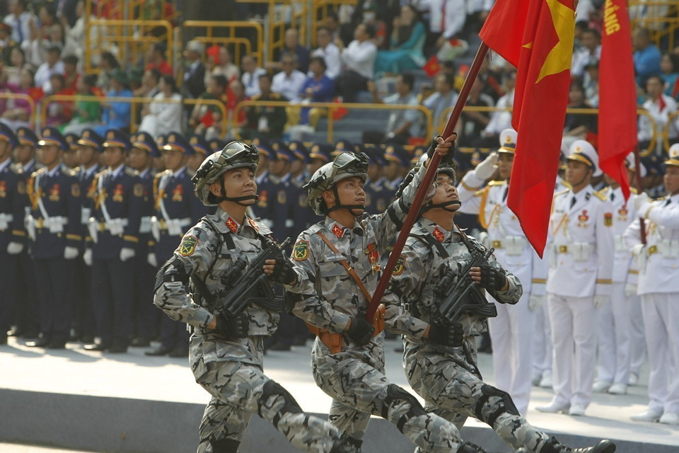 空降特种兵方队行进观礼台。图自 越通社
