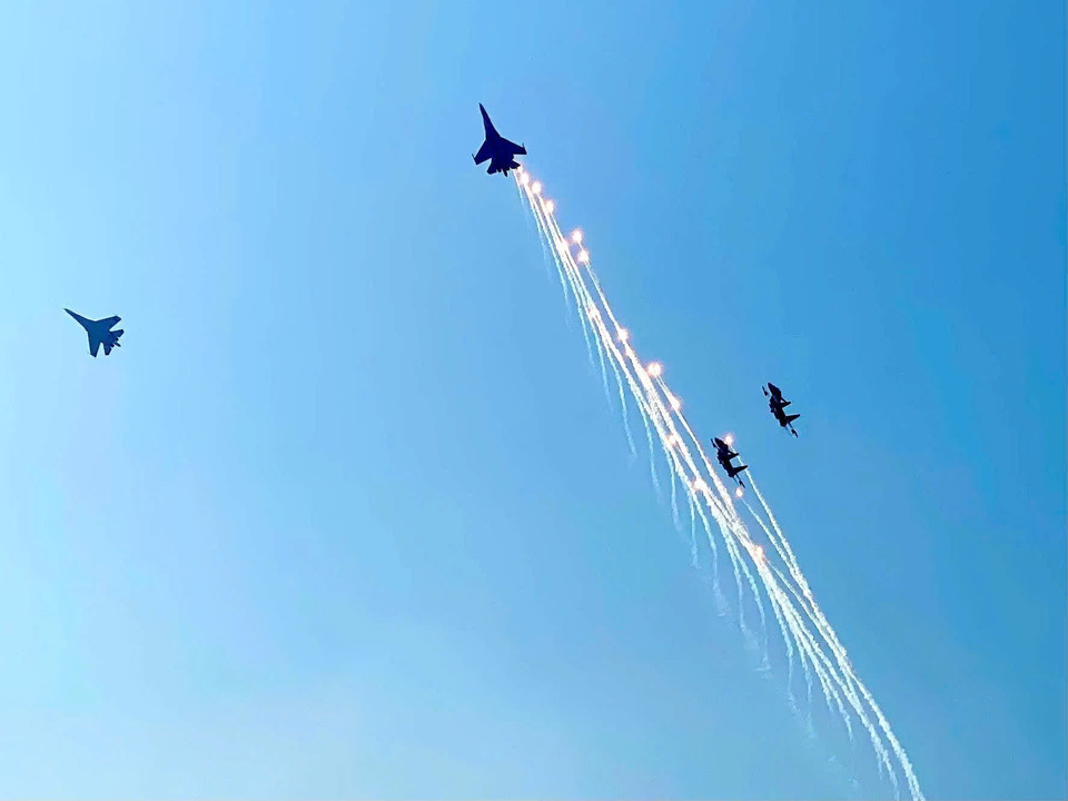 越南防空 - 空军的战斗机编队在胡志明市上空进行飞跃表演。图自 越通社