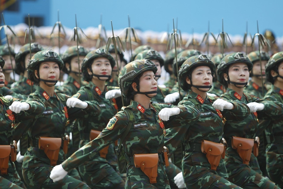 通信女兵方队经过观礼台。图自越通社