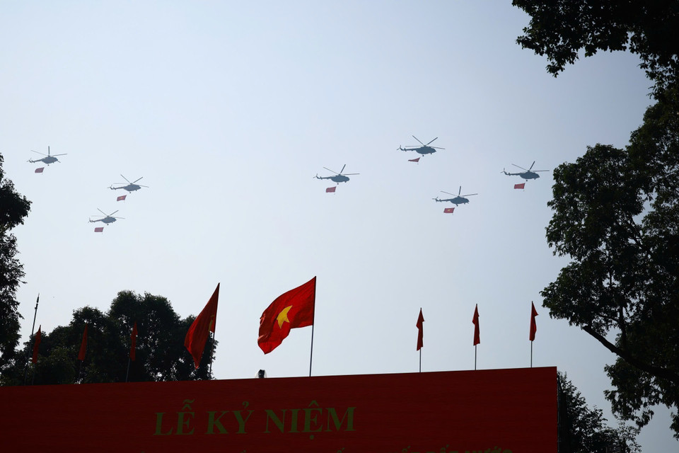 越南人民空军飞机编队在祖国的天空上飞行。图自 越通社