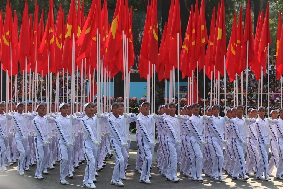 国旗和党旗方阵行进观礼台。图自 越通社