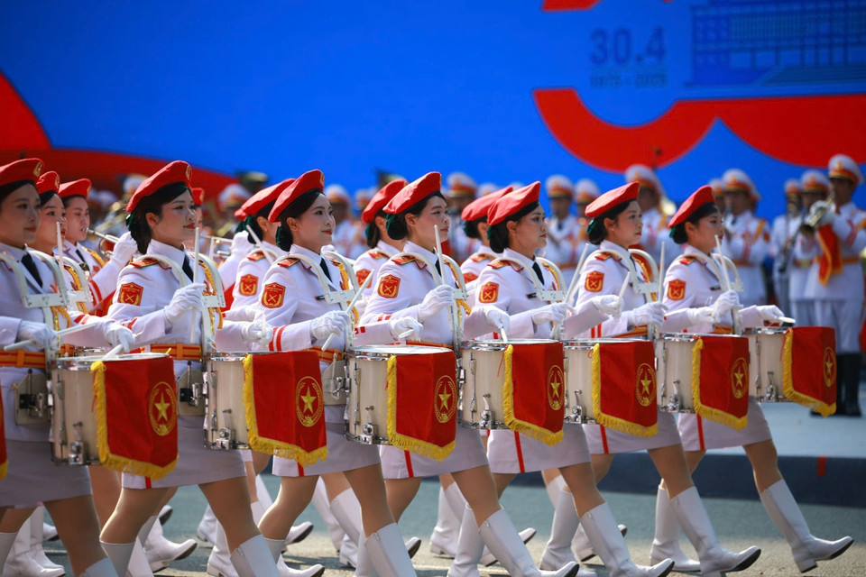 女军乐方队行进观礼台。图自 越通社