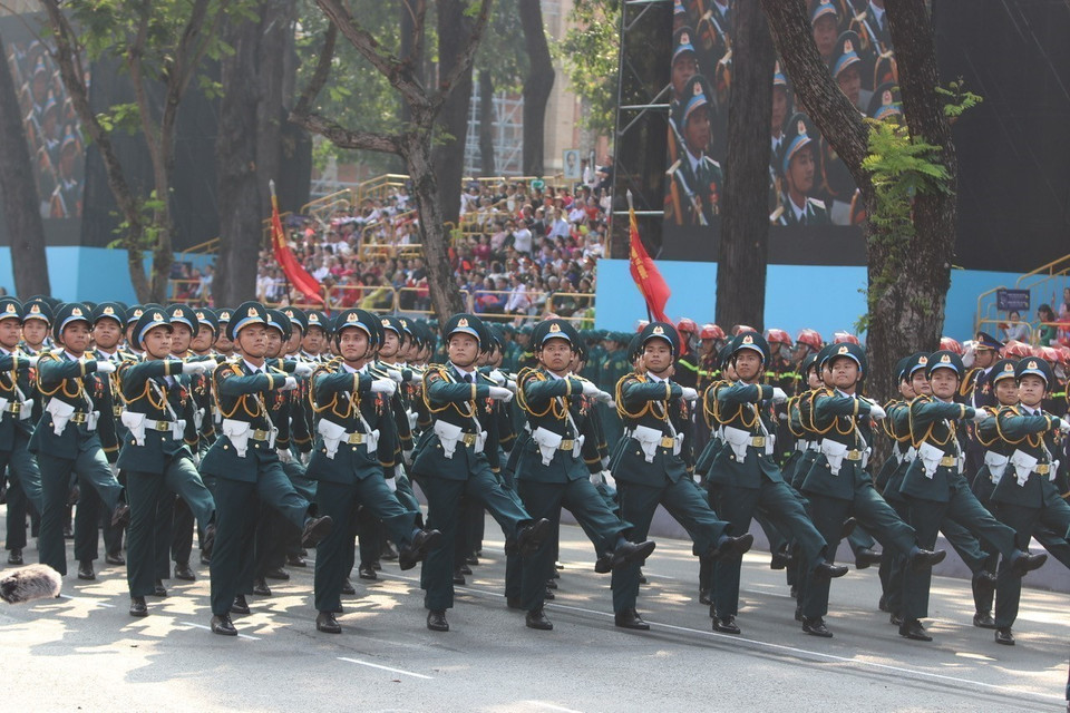 防空-空军官兵方队行进观礼台。图自 越通社
