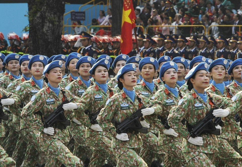 越南维和女兵方队行进观礼台。图自 越通社
