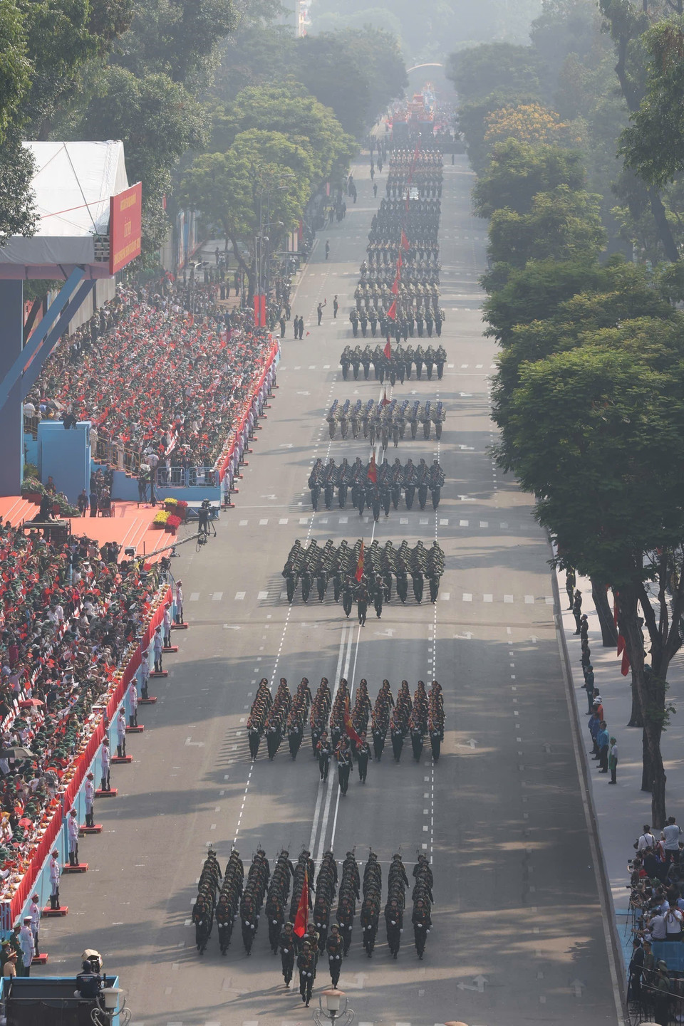 阅兵游行活动全景。图自 越通社
