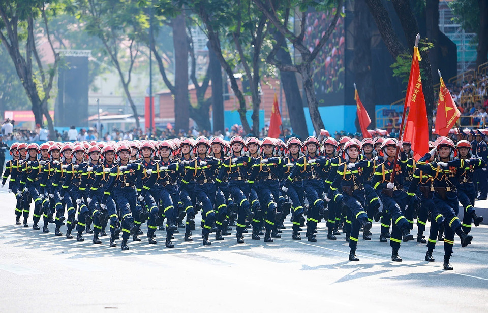 消防警察男军官方阵行进过礼台。图自 越通社