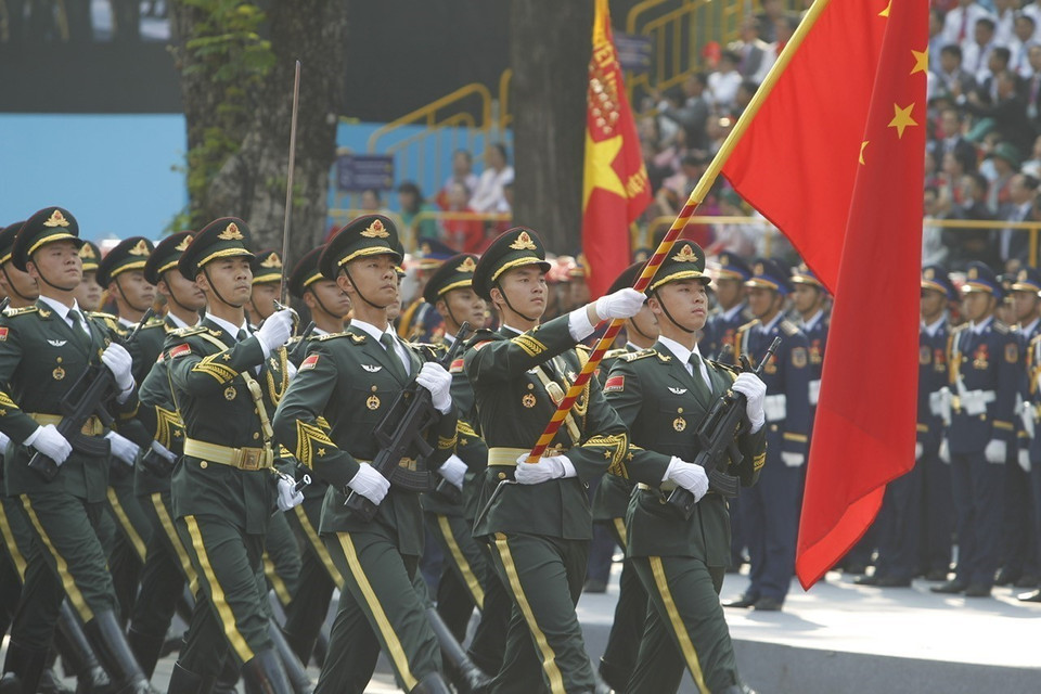 中国人民解放军方队经过观礼台。图自 越通社