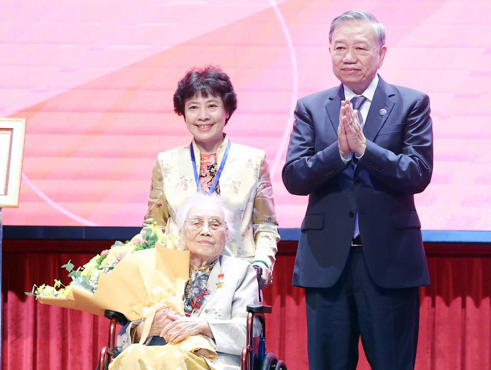 越共中央总书记苏林向原越共中央委员、原国家副主席、原越南南方共和临时革命政府外交部长阮氏平同志授予“劳动英雄”称号。图自 越通社