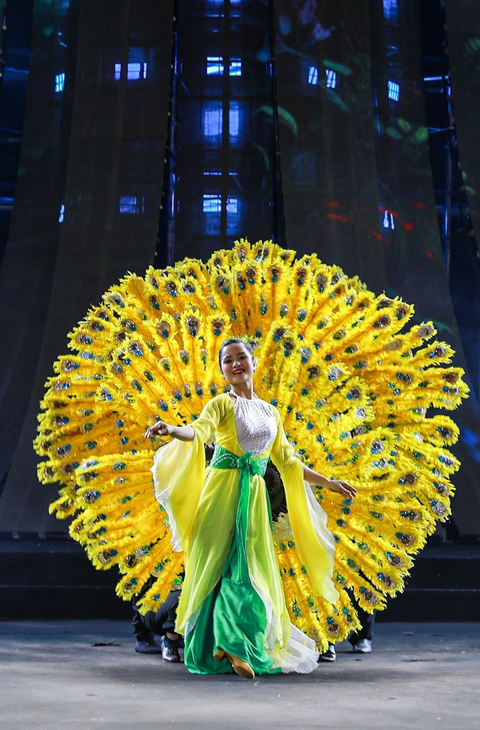 文艺演出吸引了众多市民和游客关注。图自 越通社