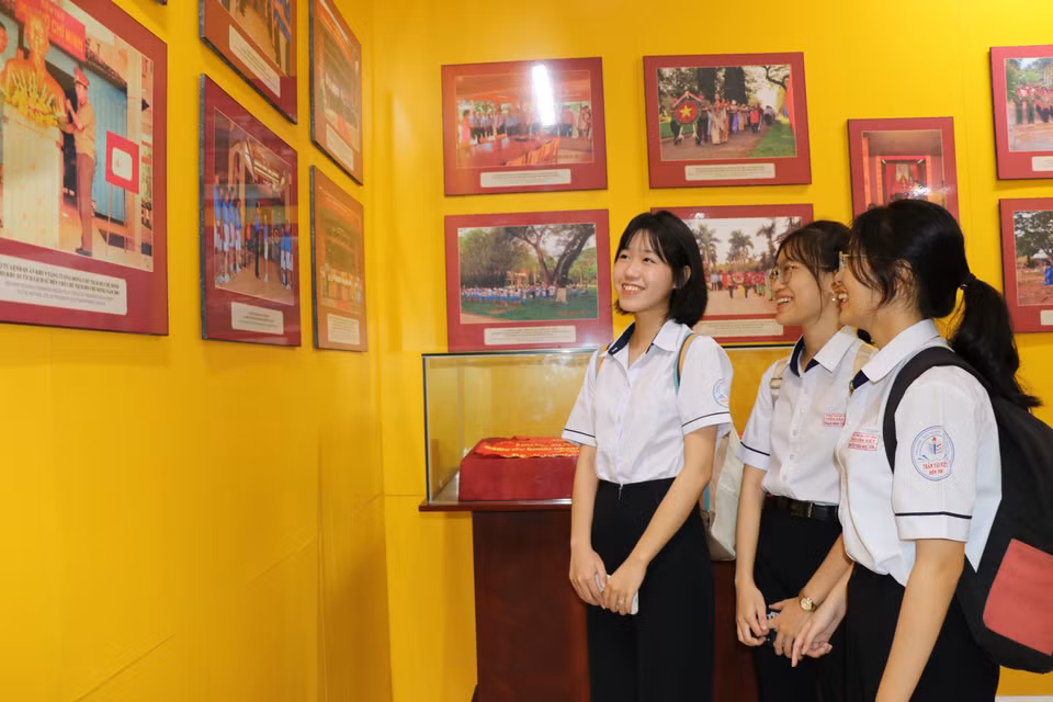 学生们在胡志明主席纪念堂内参观，认真了解图片与实物展品。图自 越通社