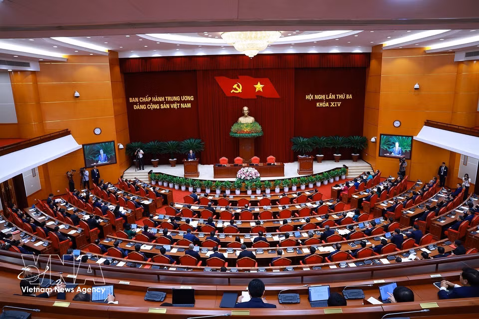 越南共产党第十四届中央委员会第三次全体会议在党中央总部举行闭幕会。图自 越通社