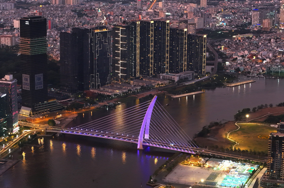 艺术照明系统的投入使用显著提升了城市夜间景观，充分展现都市建筑之美，进一步吸引游客走进夜色中的胡志明市。图自 越通社