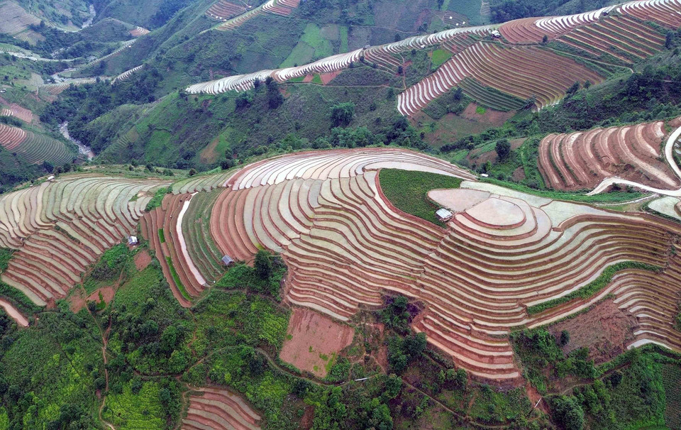 梯田是西北高山地区一道亮丽的风景线，尤其是在稻谷成熟待收和注水时节，景色格外迷人。图自 越通社