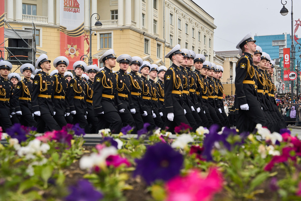 俄罗斯士兵参加在俄罗斯符拉迪沃斯托克举行纪念反法西斯战争胜利阅兵式。图自越通社