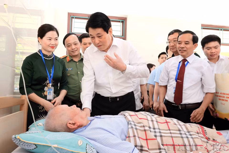 国家主席梁强前往宁平省维先坊（合并和两级地方政府实施前）维先伤病军人疗养中心，看望正在接受治疗的伤残军人阮春梅，并送上慰问品。图自 越通社