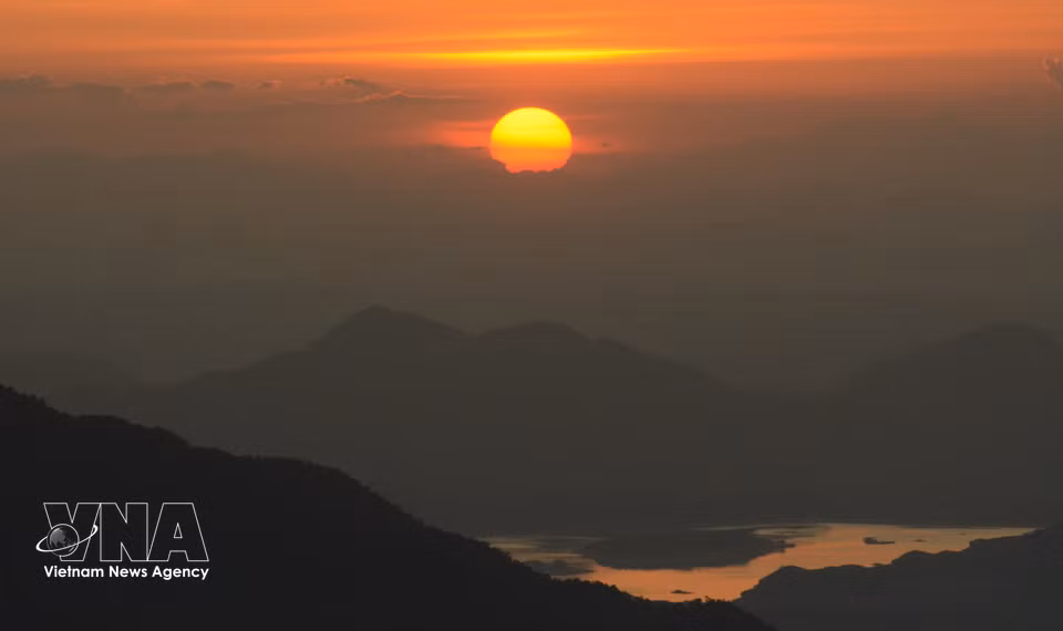从望海台欣赏落日，美丽的晚霞令人心醉。图自 越通社