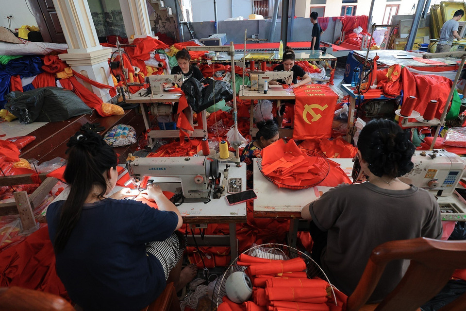 河内最大制旗绣旗传统手工艺村迎来国庆9•2忙碌备产。图自 越通社