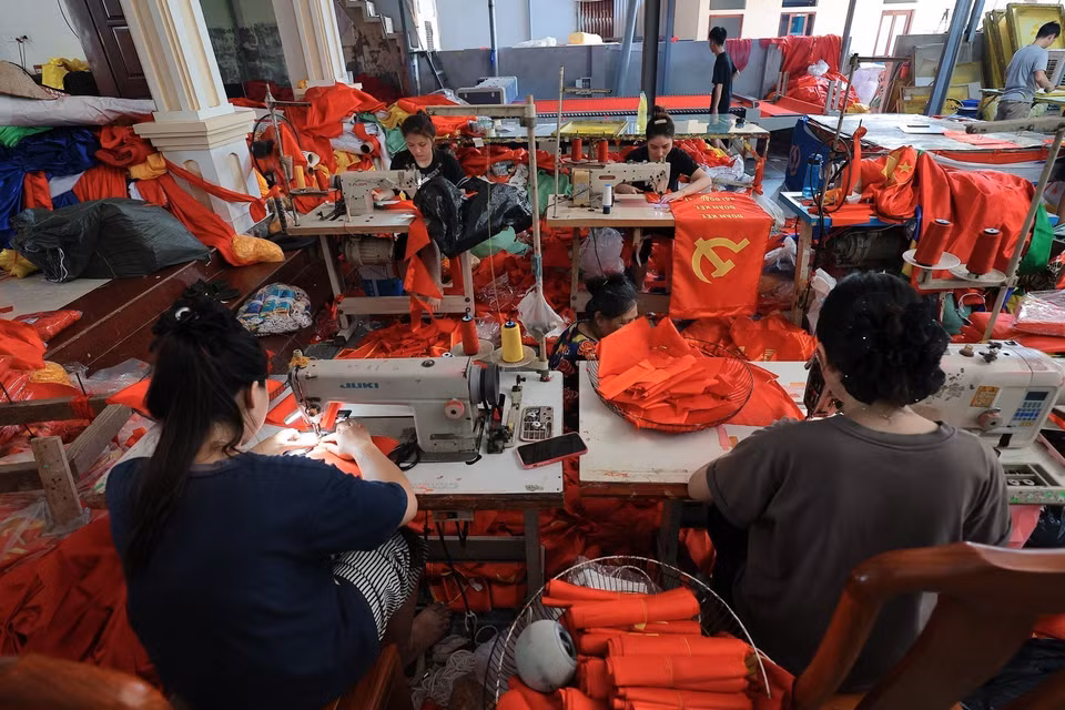 河内最大制旗绣旗传统手工艺村迎来国庆9•2忙碌备产。图自 越通社