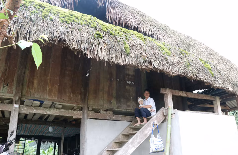 宣光省瑶族同胞的苔藓屋顶高脚屋独具特色。图自 越通社