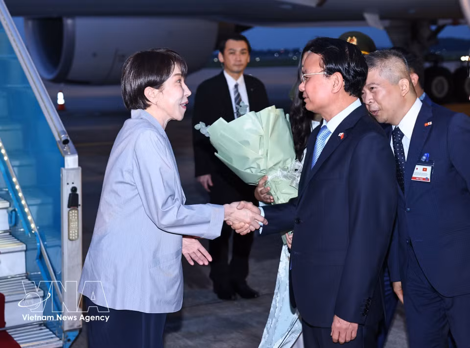 越共中央委员、政府办公厅部长兼主任邓春峰抵达河内内排国际机场迎接日本首相高市早苗。图自 越通社