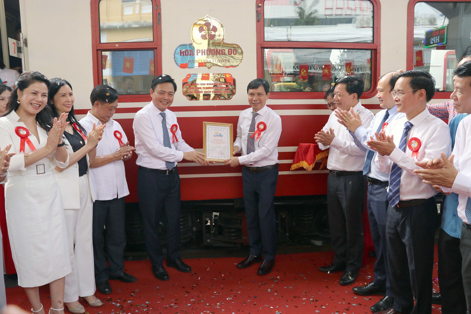 与会代表共同参与“红凤凰号”豪华列车开通仪式。图自 越通社