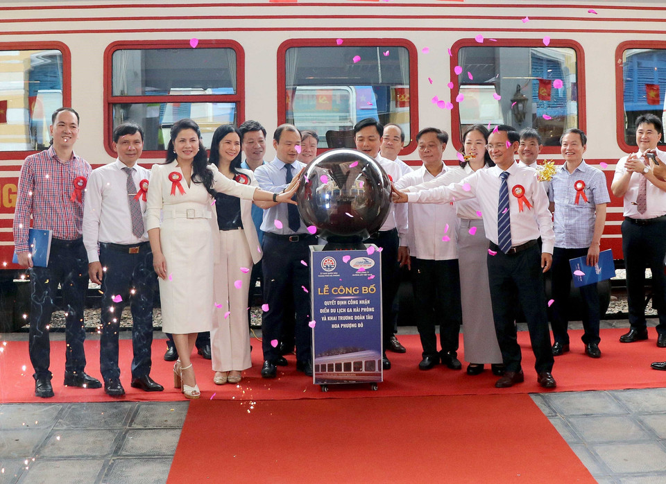 与会代表共同参加“红凤凰号”豪华游列车开通仪式。图自 越通社