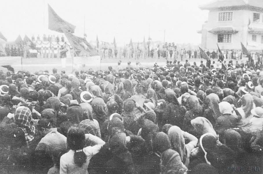 1946年1月12日,数万名首都人民在中央学区(今河内百科大学)举行集会,欢迎胡志明主席及代表当选越南首届国会代表。图自 越通社