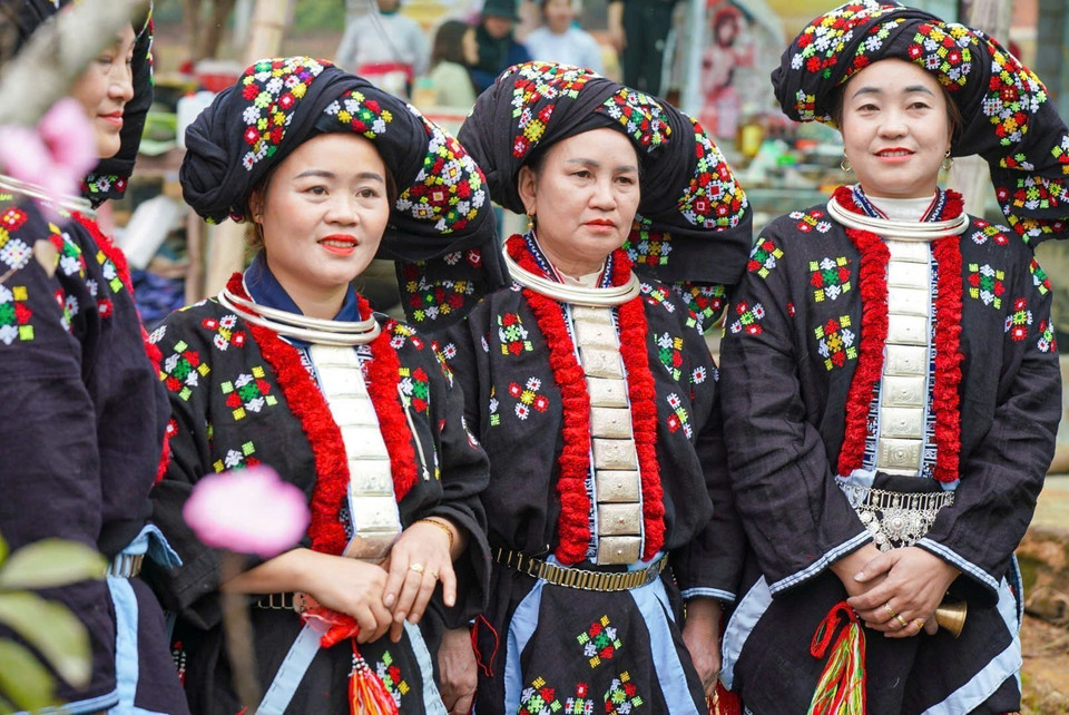 瑶族人民的穿着非常讲究。女性的传统服饰包括:上衣、头巾、裤子、腰带和缠腿的护膝。除了这些主要的服饰元素,前瑶女性还通过佩戴各种银饰品为服装增添亮点。图自 越通社